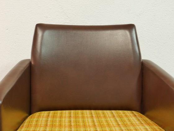 Image 1 of Vintage draaibare fauteuil uit de jaren 70, fauteuil in mid-century stijl, bruin kunstleer, chromen onderstel, retro loungestoel