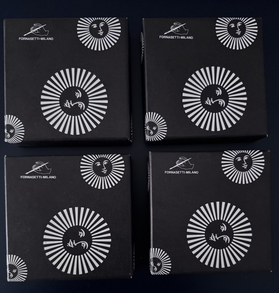 Image 1 of Fornasetti Sottobicchieri in porcellana “Tema e Variazioni” – Set da 4 (8,5 cm) – Con scatola – N. 39 / 51 / 83 / 101