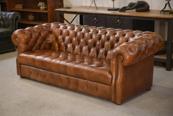 Divano Chesterfield in pelle color cuoio, capitonné – Divani 3 posti (photo 3 of 12)