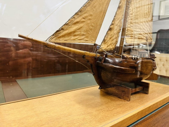 Ancien voilier Hengst dans une vitrine – Objets déco, Verre, Textile (photo 12 of 13)