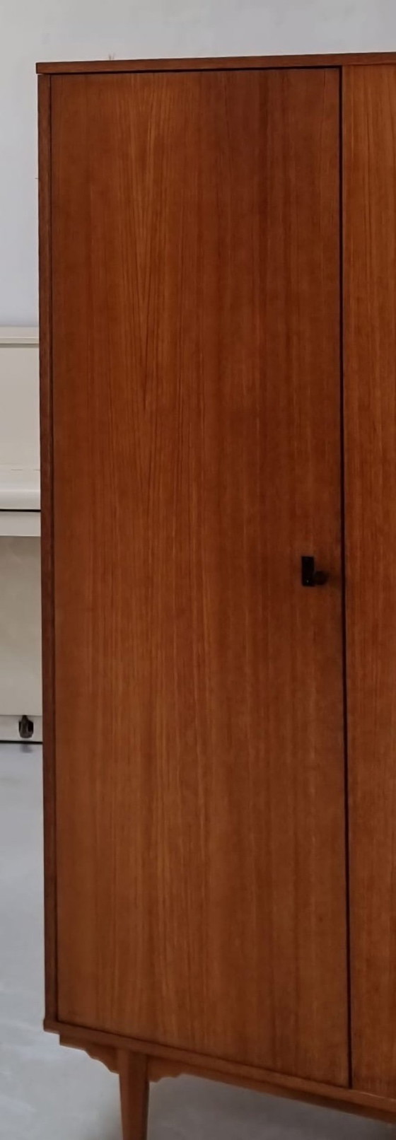 Mid Century Kleiderschrank – Kleiderschränke, Wood (photo 10 of 20)