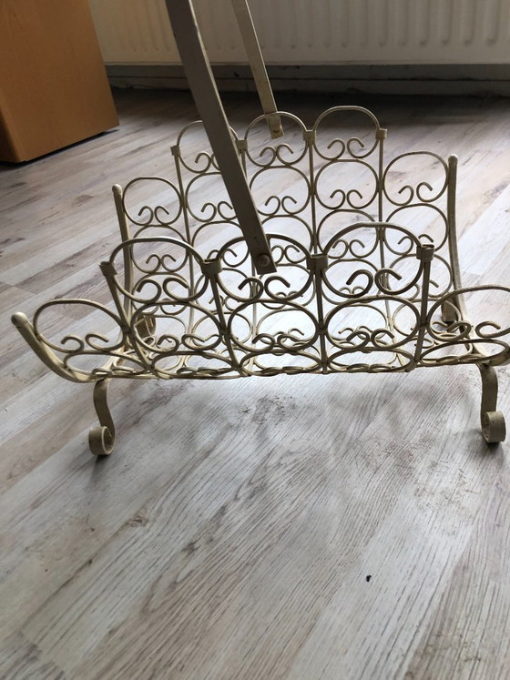 Image 1 of Tijdschriftenrek jaren 50  Cremekleurig draadstaal met sierlijke krullen ontwerp hoogte 25 breed 40 diep 30 hoogte hendel 45