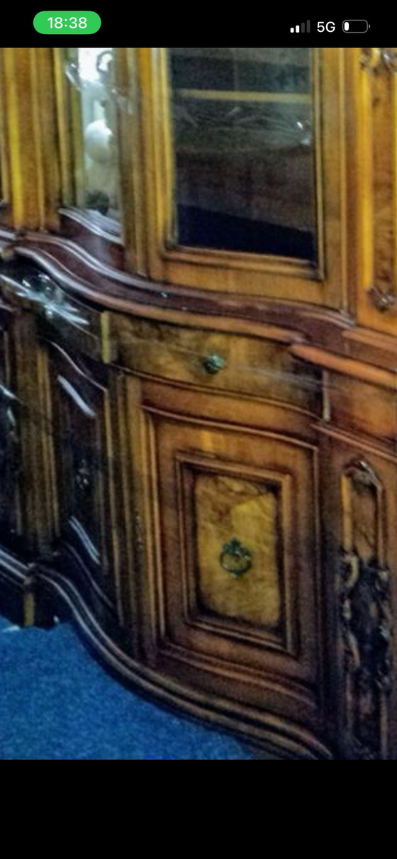 Image 1 of Vetrina curva classica in noce