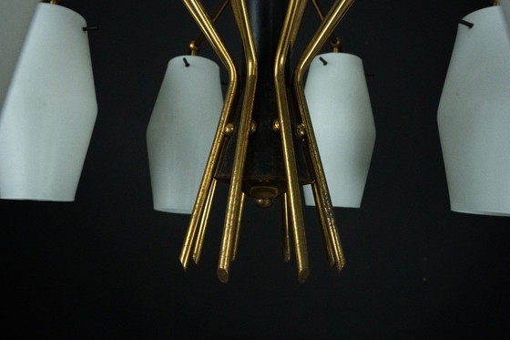 Image 1 of Kroonluchter uit het midden van de vorige eeuw met acht opaalglazen kappen in Stilnovo-stijl. Italië, jaren 50.