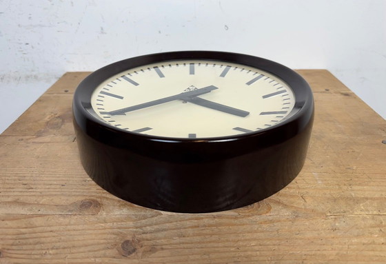 Image 1 of Orologio da parete industriale in bachelite di Pragotron, anni '60