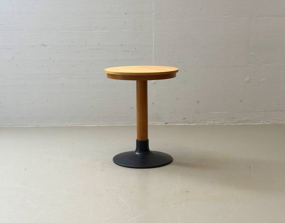 Image 1 of Ronde bijzettafel met gietijzeren voet, jaren 70