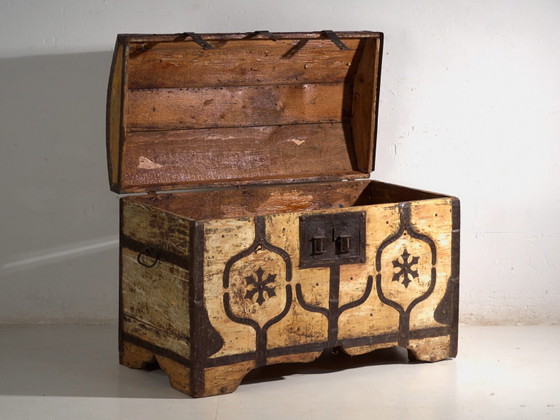 Antique iron-bound chest in pine wood – Central Europe, circa 1870 – Storage cabinet, Brass, Rustic (photo 33 of 40)