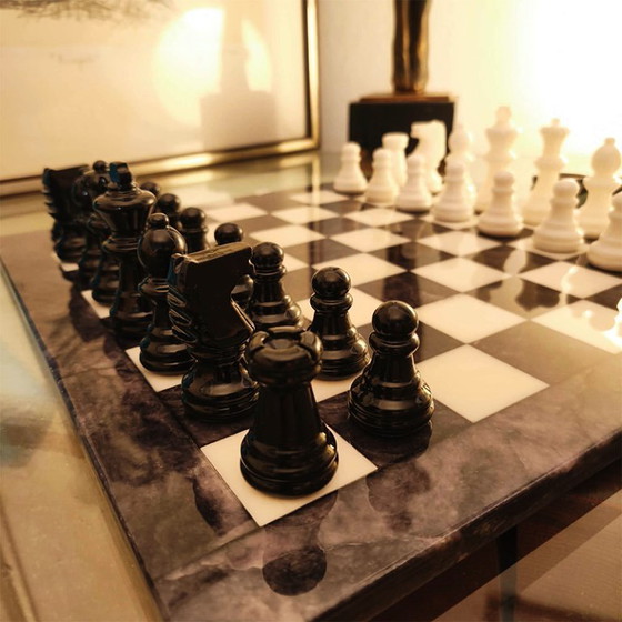 Image 1 of Jeu d'échecs de luxe vintage des années 1970 en véritable albâtre de Volterra sculpté à la main - Noir et blanc - Fabriqué en It
