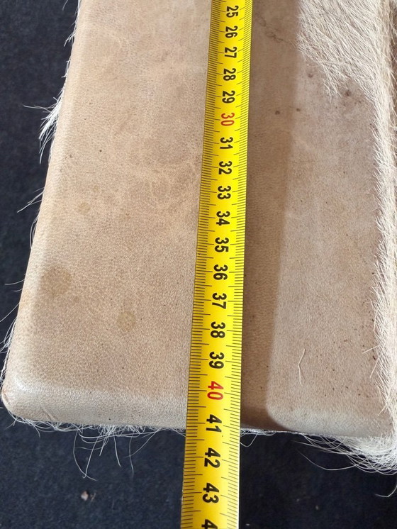 Image 1 of Taburete tapizado en piel de vaca.