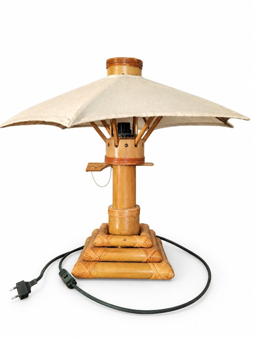 Lampe de table en bambou naturel en forme de parapluie, une pièce de design vintage iconique des années 70.