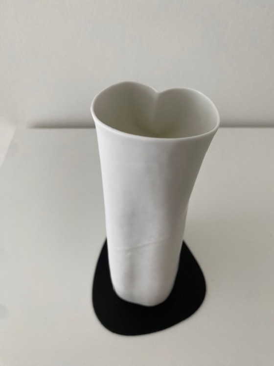 Vase sculptural blanc mat de la collection Rosenthal-Studio Line de Johan Van Loon, années 1980. – Porcelain (photo 5 of 6)