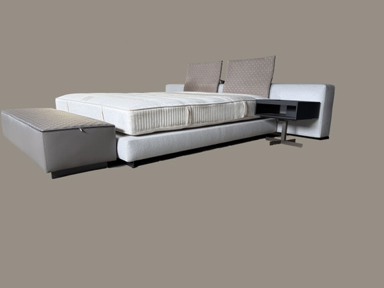 Cama desplazada Minotti Yang – Camas de matrimonio, Leather, Other (photo 7 of 12)