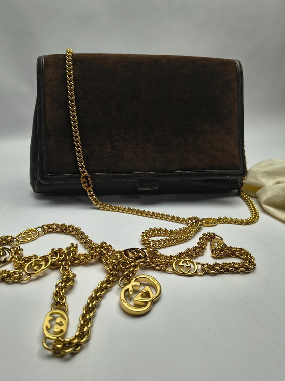 Image 1 of Rara borsa a tracolla vintage Gucci in pelle scamosciata e pelle con catena GG dorata e ciondolo con stemma – Made in Italy