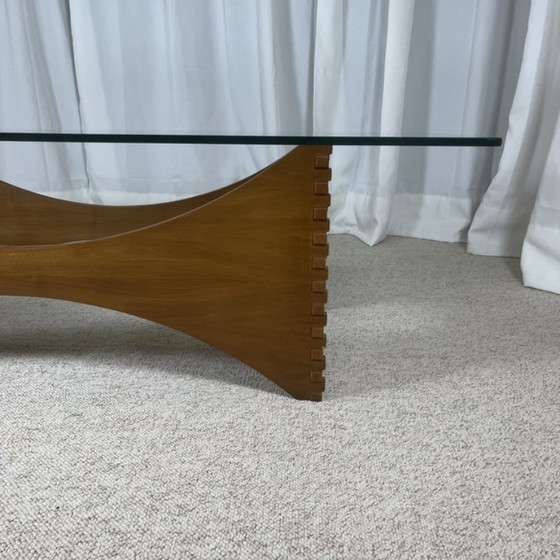 Image 1 of Sculpturale salontafel van mahoniehout en glas – Europa, jaren 70