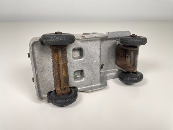 Image 1 of Coppia di Jeep giocattolo d'epoca, una macchina aperta degli anni '60 e una Jeep militare in metallo degli anni '40