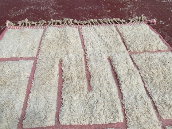 Image 1 of Beni Ourain tapijt 246x160 cm – Crème & roze geometrisch Marokkaans wollen tapijt – Handgemaakt Berber tapijt