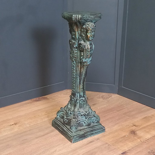 Antieke keramische zuil met bronzen patina