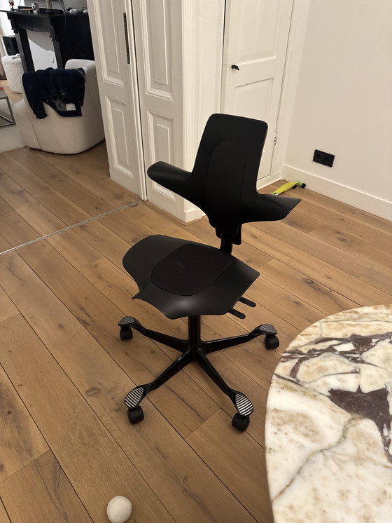 Image 1 of Schwarzer ergonomischer Bürostuhl auf Rollen