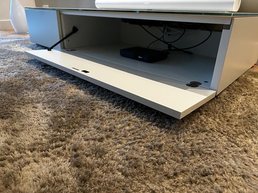 Mueble para TV, elegante mueble para TV Pass de Molteni & C – Minimalista y con acabado de alta calidad.