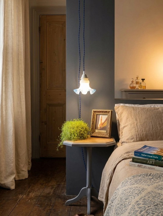 Image 1 of Tulip-shaped portable lamp in glass with blue trim