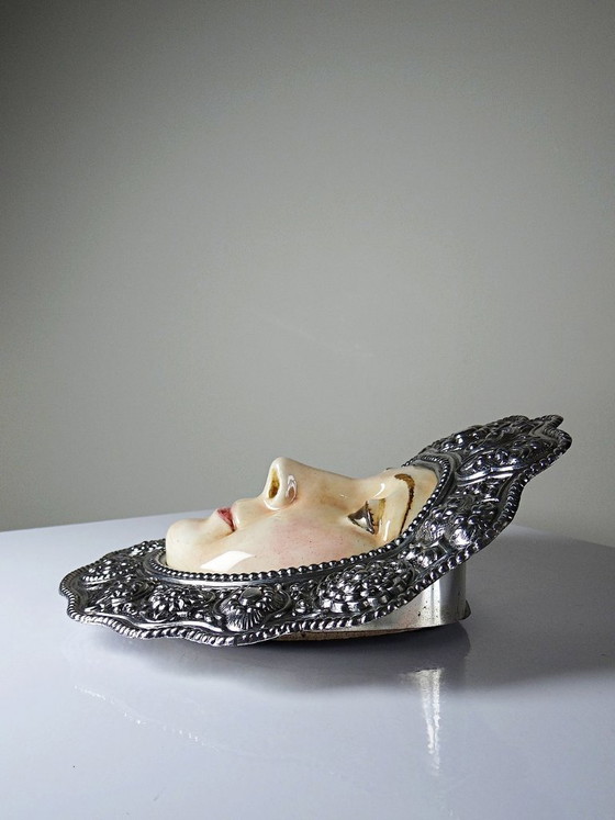 Image 1 of Wandvotiefgeschenk van de Maagd van El Rocío, keramiek en gedreven metaal, Spanje, 20e eeuw