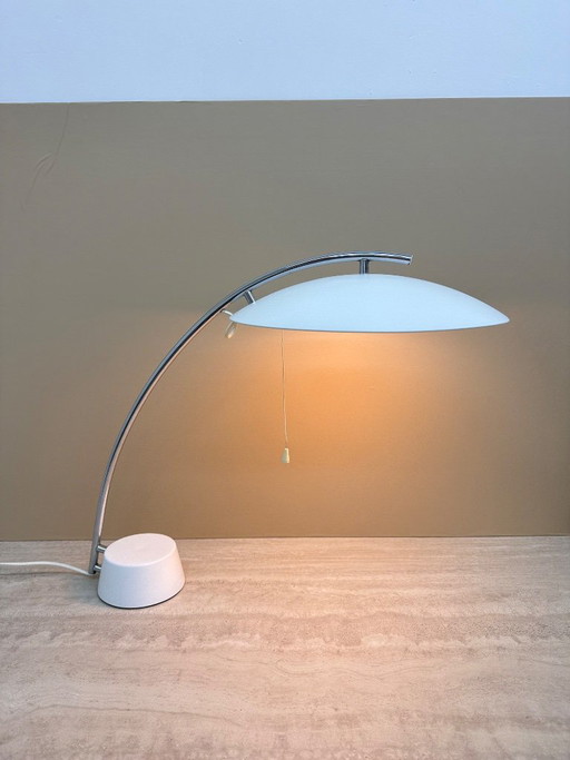 Lampe de table avec bras courbé et abat-jour blanc