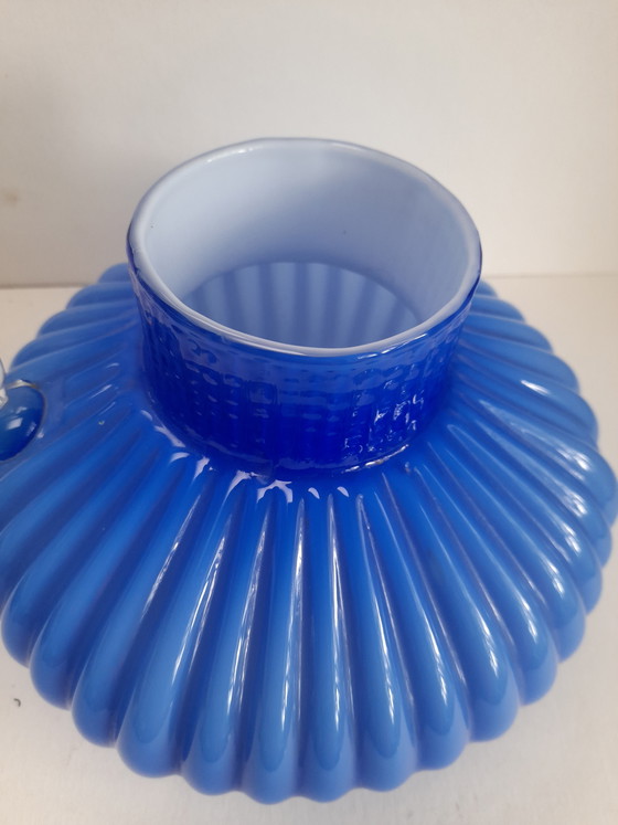 Image 1 of Vase en opaline bleue à anse ronde