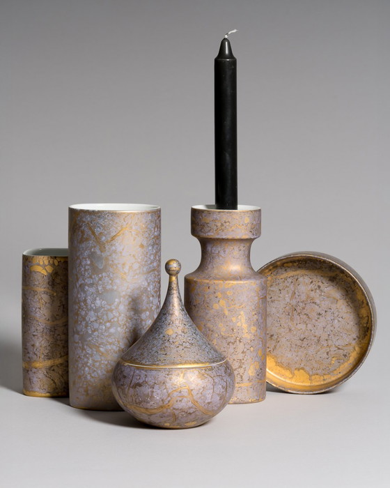 Image 1 of Helmut Drexler per Rosenthal - Gruppo scultoreo di cinque vasi in porcellana - Serie Goldfeuer in grigio lilla e oro