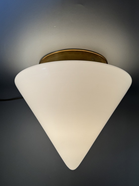 Image 1 of Plafonnier avec abat-jour conique en verre et monture en laiton