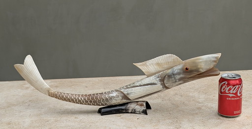 Grote vis creatie in buffelhoorn.