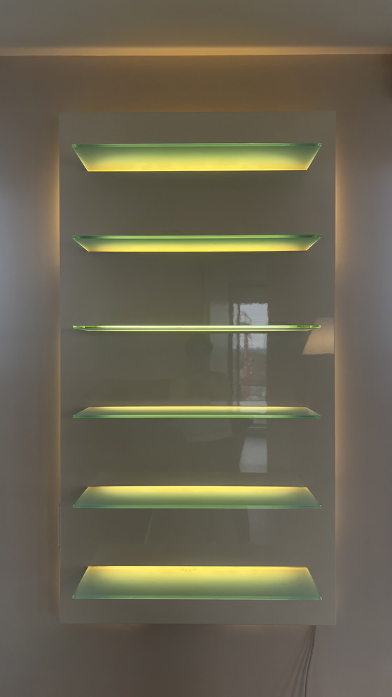 Image 1 of Stilvolles Wohnwandschrank mit Glasböden