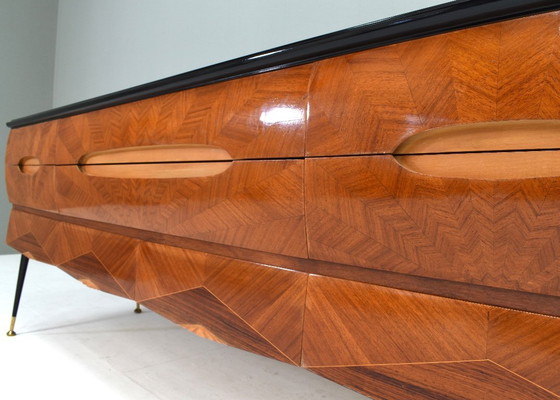 Image 1 of Credenza italiana attribuita a Vittorio Dassi in noce, vetro e ottone - anni '50