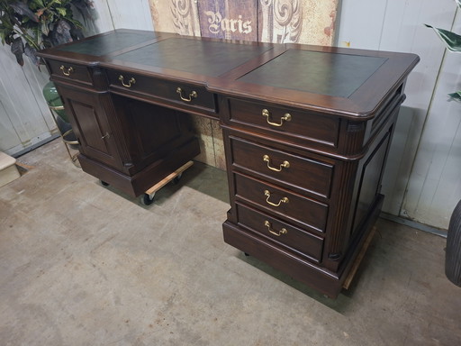 Klassiek Engels bureau, schrijftafel, desk enkelzijdig met lederen inleg Uniek smal model afm. 180x60cm en 80cm hoog.  
