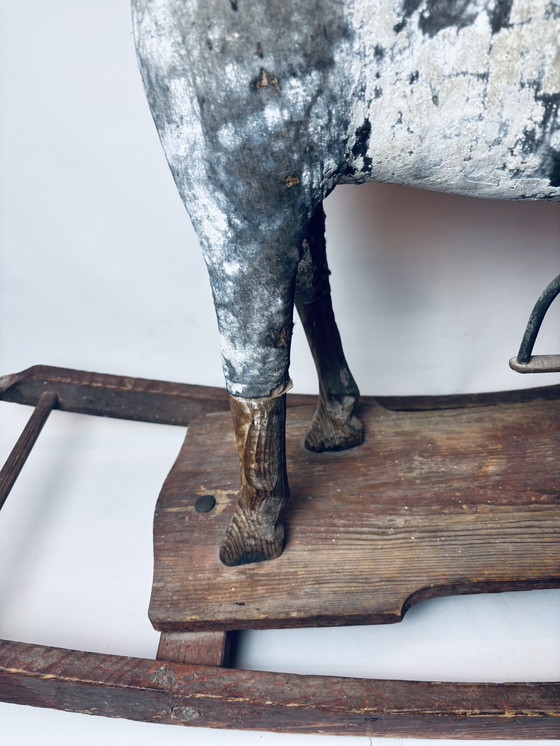 Image 1 of Antico cavallo da tiro in legno su slitta con rivestimento in tessuto e pelle – circa fine XIX/inizio XX secolo