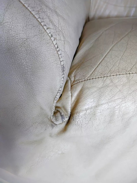 Image 1 of Crèmekleurige fauteuil van leer en schuim