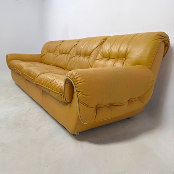 zona salotto di design italiano anni '70, era spaziale, brutalista, giallo ocra. – Sofà, Leather (photo 4 of 13)