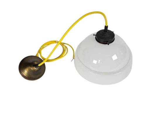 Image 1 of Art Deco stijl - opaline glas - koper armatuur - 1e helft 20e eeuwDeco stijl - opaline glas - koper armatuur - 1e helft 20e eeuw