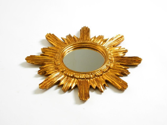 Image 1 of Bellissimo specchio da parete italiano del Mid Century Sunburst in legno e resina, placcato oro