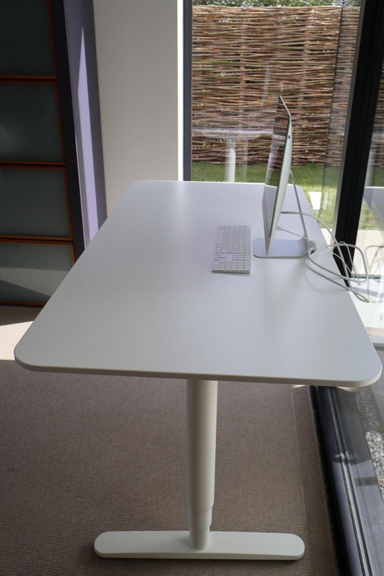 Image 1 of Scrivania IKEA regolabile in altezza, laccata bianca, 80 cm x 160 cm, con funzionamento elettrico.