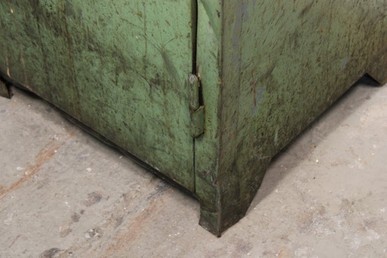 Image 1 of Armoire métallique industrielle antique • Armoire d'atelier vintage verte patinée • Style loft et usine