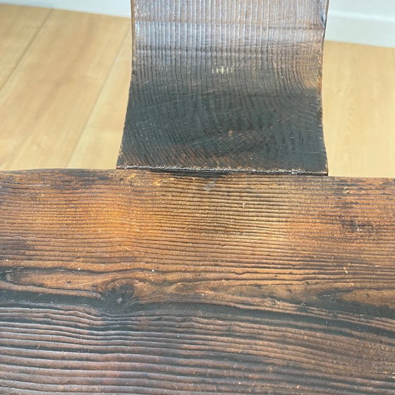 Image 1 of Coppia di sedie basse brutaliste a treppiede in legno massello, metà del XX secolo.