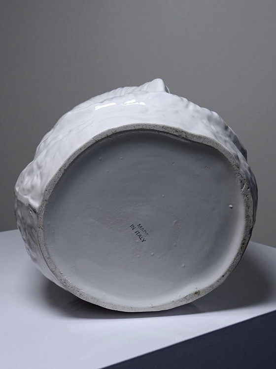 Image 1 of Gran maceta antigua italiana de cerámica blanca con forma de cabeza de búho.