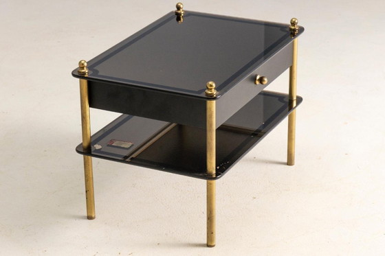 Image 1 of Mesita auxiliar de cristal y latón con cajón, década de 1970, Europa