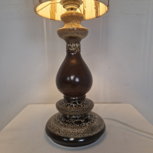 Lámpara vintage con base de cerámica.