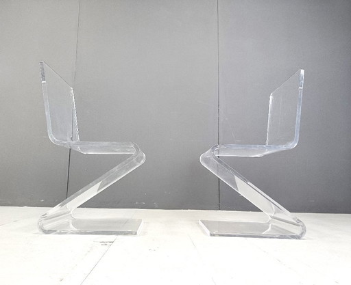 Paire de chaises en plexiglas à motif zigzag, années 1970 – eetkamerstoelen (photo 2 of 9)
