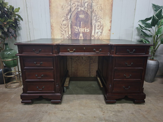 Image 1 of Klassiek Engels bureau, schrijftafel, deks enkelzijdig met lederen inleg afm. 162x93cm en 78cm hoog.  