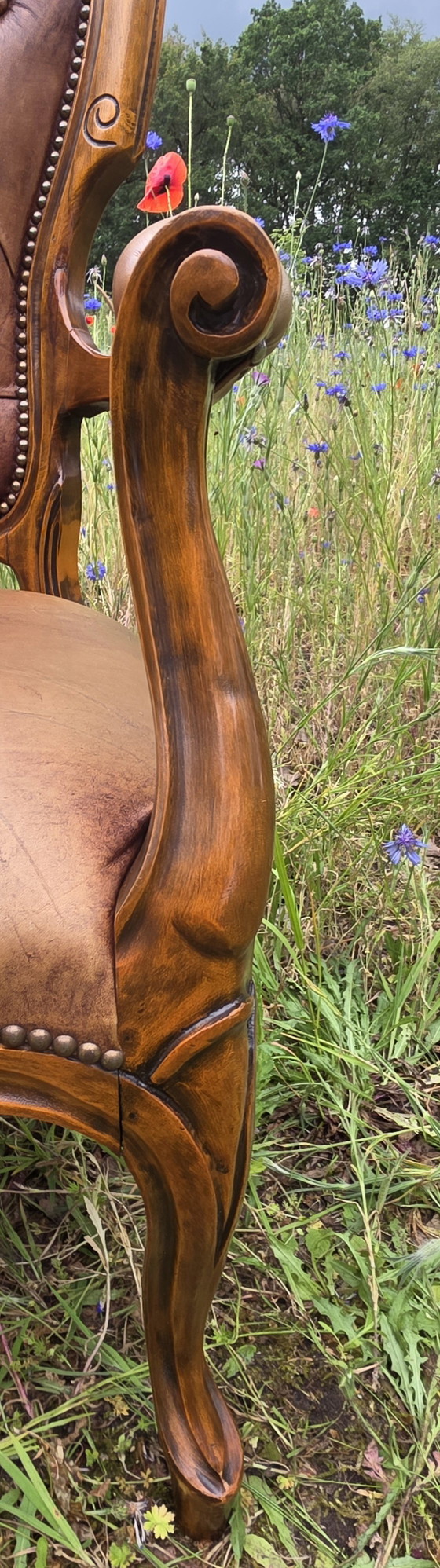 Image 1 of Klassieke vintage leren fauteuil met houten frame