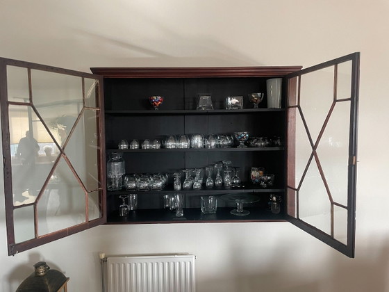 Antiker Vitrinen-Wandschrank – Glass, Wood (photo 2 of 5)