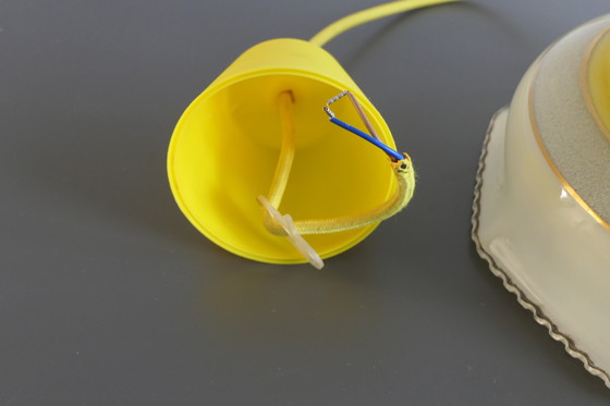 Image 1 of Schitterend Geel Gedecoreerd Glazen Hanglampje Met Authentieke Bakelieten Fitting