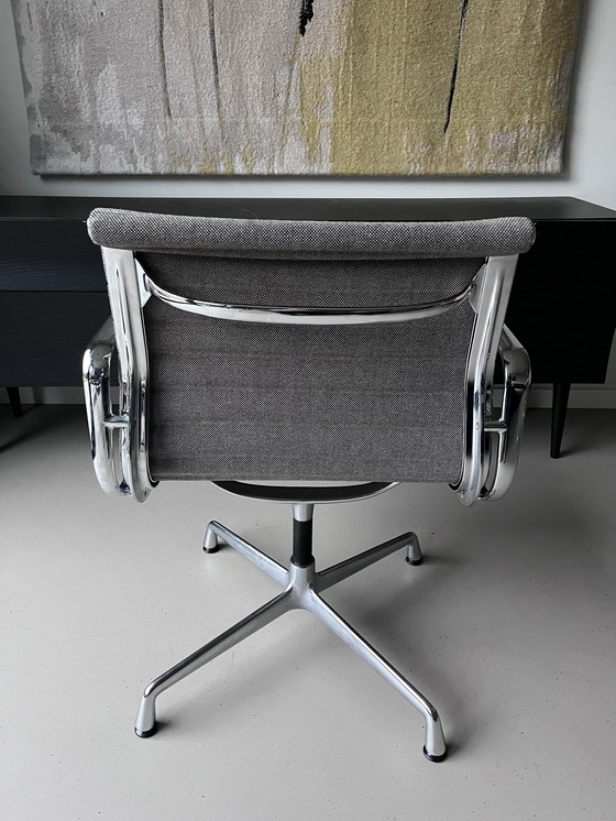Image 1 of Vitra Eames EA108 – Lichtgrijze stof / Chroom (set van 4) – Zo goed als nieuw